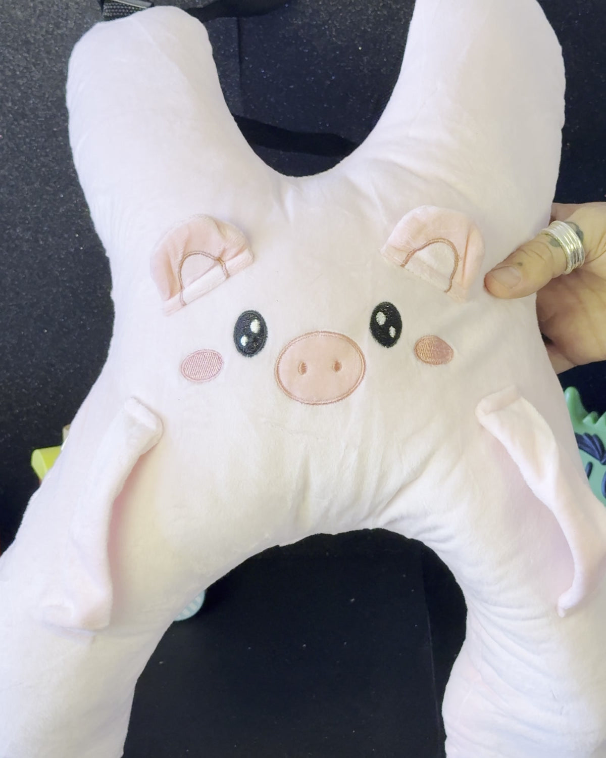 Cojín de viaje Sleepy Piggy colocado en el asiento del coche